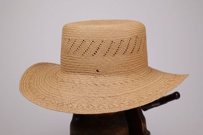 Ce chapeau est en paille et possède un large bord