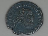 Gros plan sur une pièce de monnaie représentant un homme.