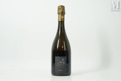 la bouteille de vin est posée sur une surface blanche