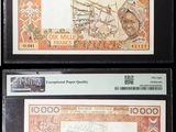 Quatre types différents de billets de banque sont exposés dans une vitrine