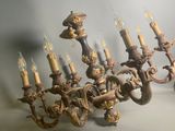 un lustre orné de nombreuses bougies