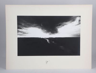 une image représentant une photo en noir et blanc d'une personne sur une planche de surf