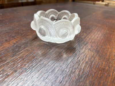 un petit bol blanc posé sur une table en bois
