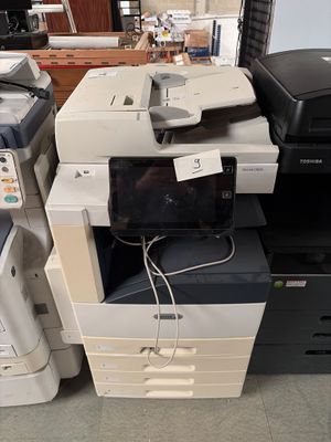de nombreux types d'imprimantes et de scanners empilés les uns sur les autres