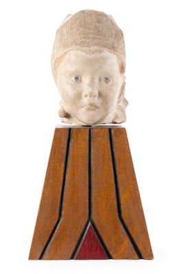 statue d'un garçon coiffé d'un chapeau, posée sur un morceau de bois