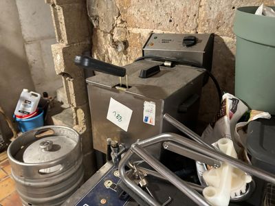Plusieurs fûts sont empilés les uns sur les autres à côté d'une machine à laver