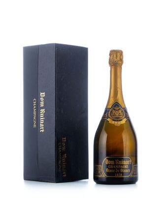 une bouteille de champagne devant une boîte noire
