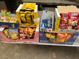 de nombreuses caisses de friandises et de snacks à l'arrière d'un camion