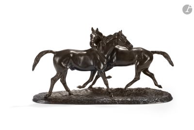 statue représentant deux chevaux galopant sur un rocher, sur fond blanc