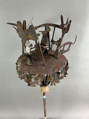 une photo représentant une sculpture d'oiseau posée sur une souche d'arbre