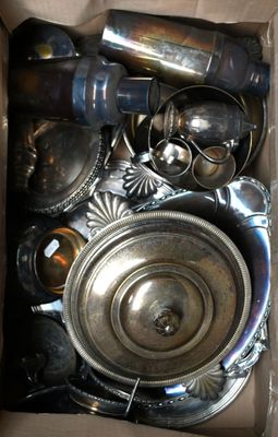 une boîte remplie d'objets métalliques divers