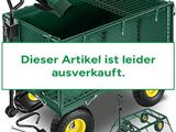 une remorque verte sur laquelle sont posés des outils de jardinage et des gants de jardinage
