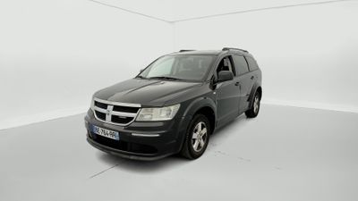 une Dodge Journey noire garée dans une pièce blanche
