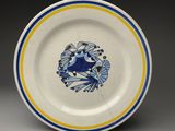 une image représentant une assiette ornée d'un motif bleu et jaune