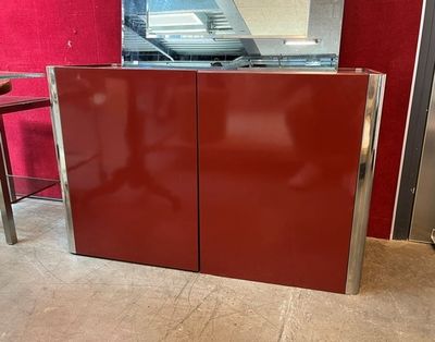 une armoire rouge surmontée d'un miroir