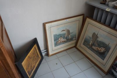 deux photos encadrées posées par terre à côté d'un radiateur