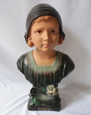 une statue de femme avec un chapeau sur la tête