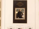 un livre ouvert avec la photo d'un homme en costume noir et la photo d'un homme en costume noir
