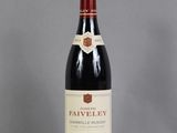 gros plan d'une bouteille de vin sur une table