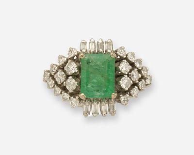 une bague en émeraude et diamant