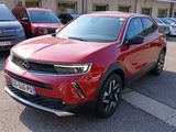 un SUV rouge garé sur un parking à côté d'autres voitures