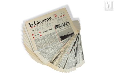 Plusieurs journaux sont empilés les uns sur les autres sur une surface blanche.