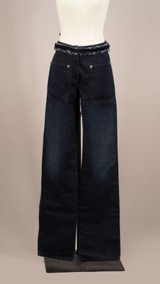 vue de dos d'un mannequin portant un jean et un haut blanc