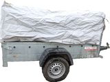 un camion avec une bâche à l'arrière