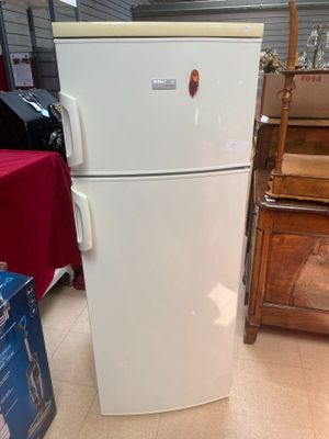 Un réfrigérateur ELECTROLUX ARTHUR MARTIN