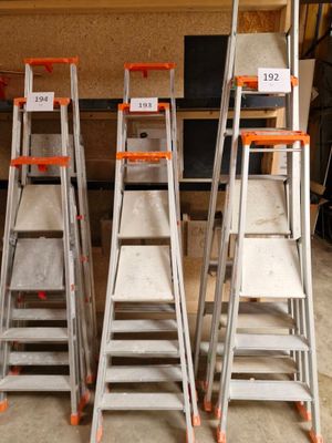 plusieurs échelles empilées dans une pièce