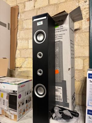 deux haut-parleurs posés sur une table à côté d'une boîte