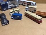 Plusieurs petites voitures et camions sont alignés sur une table