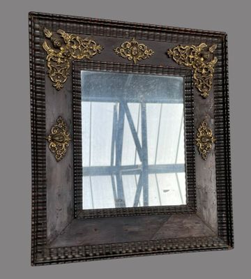 une photo d'un miroir accroché au mur