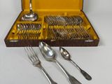 un coffret contenant des couverts, notamment des cuillères et des fourchettes