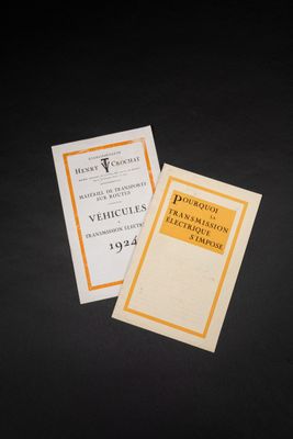 deux brochures présentant différents types d'équipements électriques sur un fond noir