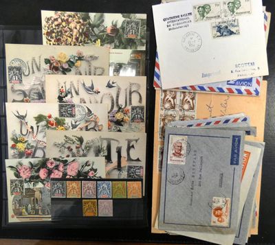 une photo montrant une collection de cartes postales et d'enveloppes posées sur un bureau