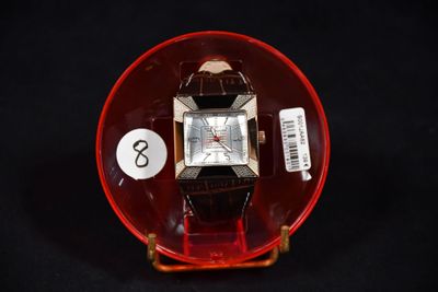 une montre posée sur un objet rouge