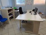 un bureau avec un ordinateur et une chaise dans une pièce