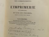 un livre ouvert avec une écriture dessus, posé sur une table