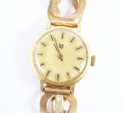 une montre-bracelet en or avec une chaîne autour d'elle