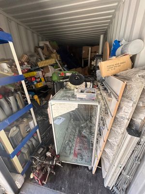 un petit réfrigérateur à l'arrière d'un camion de déménagement