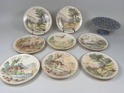 plusieurs assiettes avec différents motifs et dessins sur une table