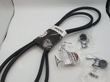 une photo montrant une paire de ceintures en caoutchouc noir posées sur une surface blanche