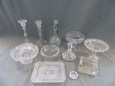 un grand nombre d'objets en verre posés sur une table