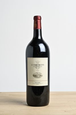 une bouteille de vin rouge posée sur une table en bois