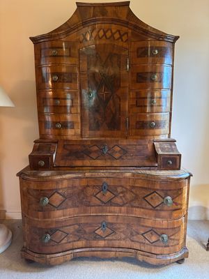 une commode surmontée d'un miroir dans une pièce