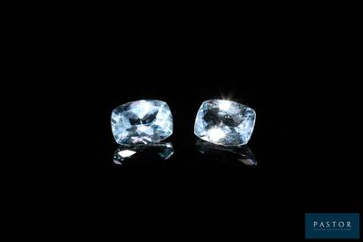 une paire de pierres précieuses de topaze bleue sur fond noir