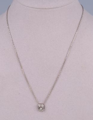 gros plan d'un collier sur un mannequin mannequin mannequin mannequin mannequin mannequin mannequin mannequin mannequin