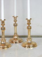 SUITE DE QUATRE FLAMBEAUX de style Louis XVI en bronze cisel… (photo 3)
