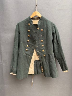 une photo d'une veste militaire accrochée à un mur